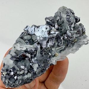 ブルガリア、マダン、ボリエヴァ鉱山産の非常に透明な水晶に付着した鏡面方鉛鉱と黄鉄鉱、天然水晶、N1551