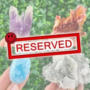 Może przedstawiać: Kolaż czterech różnych okazów minerałów: fioletowej szczotki ametystowej, pomarańczowej formacji krystalicznej, gładkiego jasnoniebieskiego owalnego kamienia oraz białej szczotki krystalicznej. Na obraz nałożono czerwony baner z napisem RESERVED.