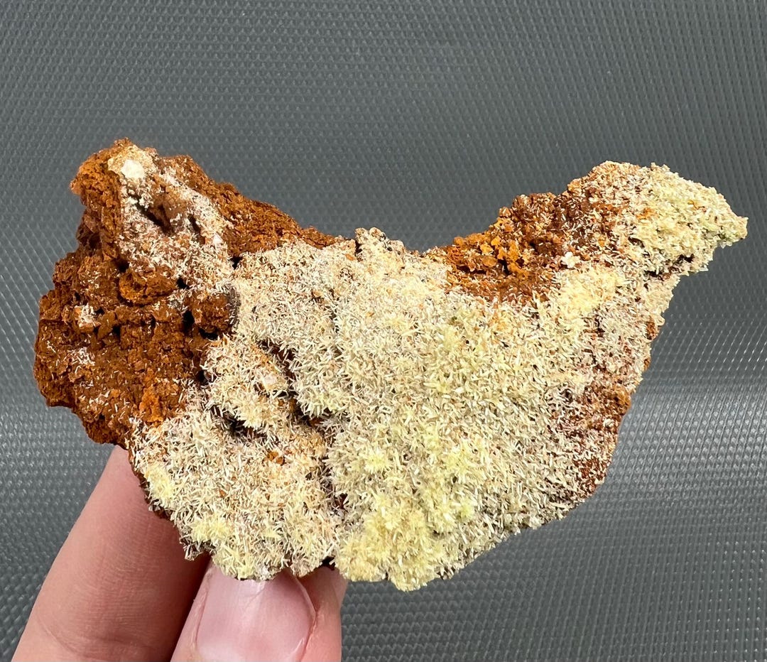Seltener grüner Pyromorphit auf Matrix aus Bulgarien, Madzharovo Mine ...