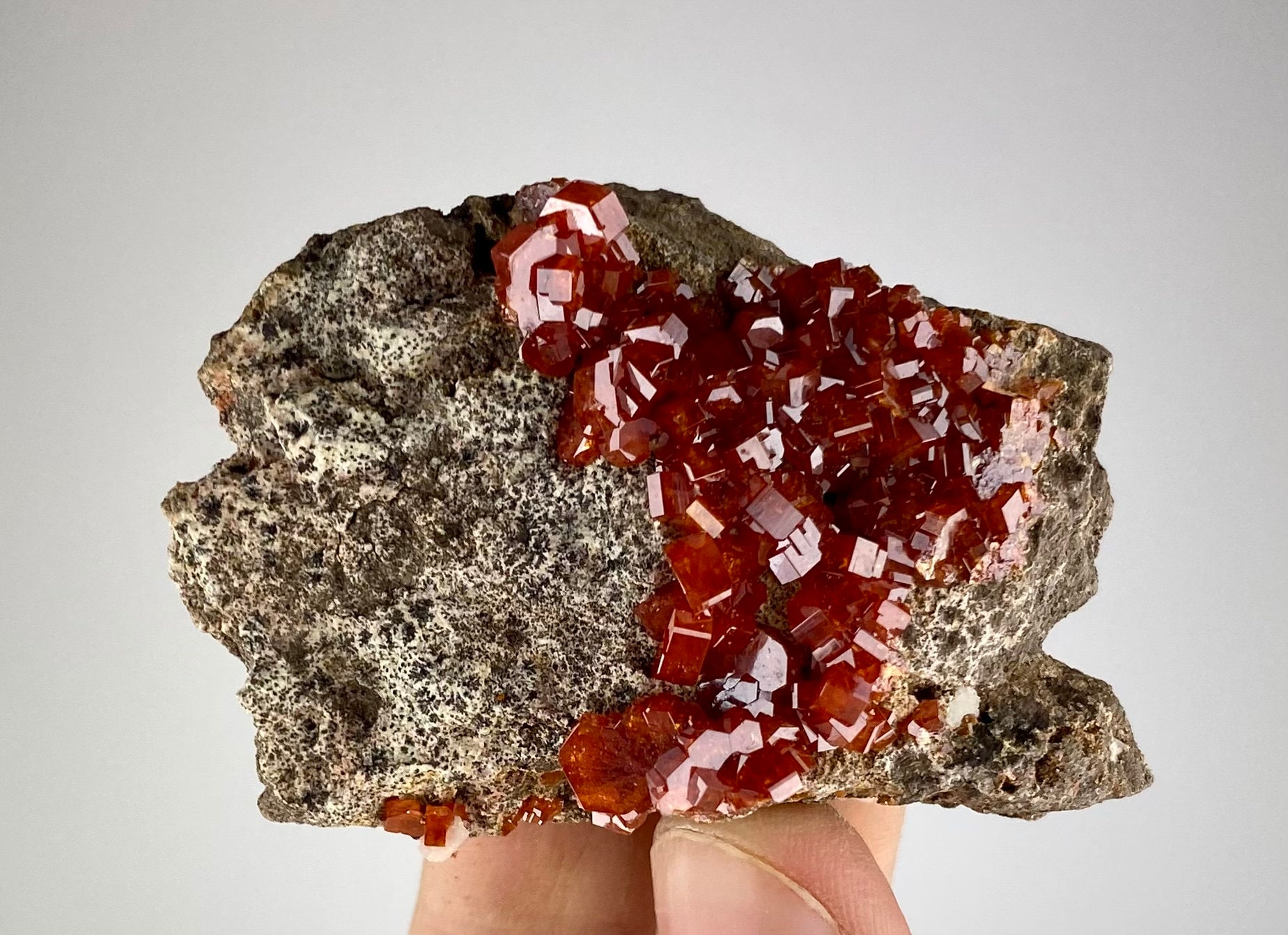 モロッコ産の希少なレッドバナジナイト、光沢のあるクリスタル、天然