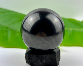 Sfera di shungite, shungite con base, sfera da 5 cm di rara e straordinaria pietra shungite, protezione dallo stress geopatico per la tua casa, shungite nera,