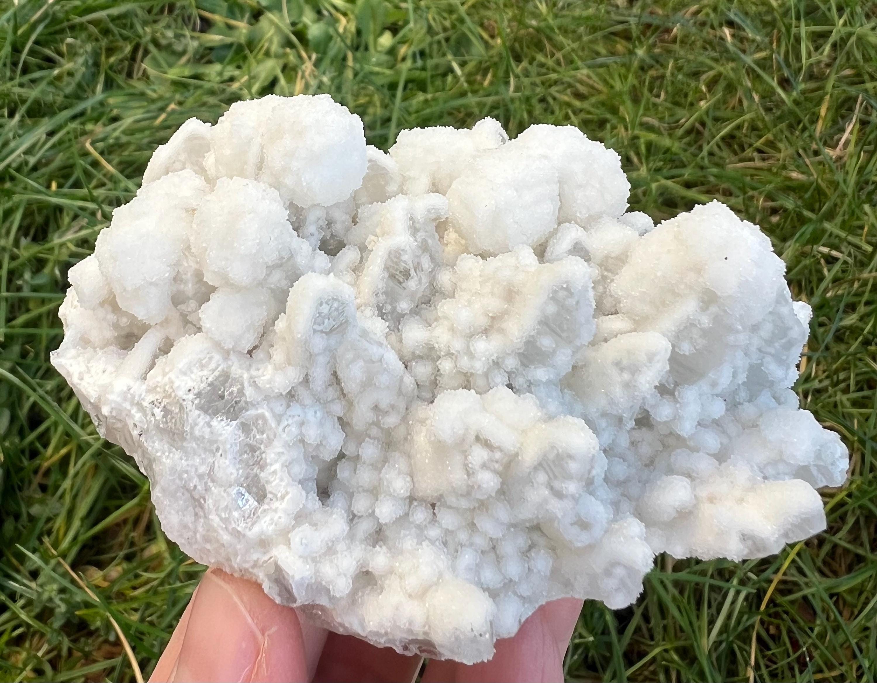 クォーツ上の方解石の雪玉 - クルシェフ・ドル鉱山、マダン