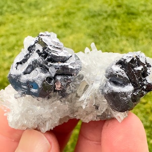 ブルガリア、マダン、ボリエヴァ鉱山産の透明な水晶に付着した骨格方鉛鉱、光沢のある水晶、鉱物、天然鉱物 N0490