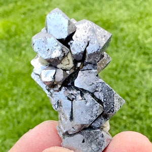 ブルガリア、マダン、ボリエヴァ鉱山産の緑泥石と方解石を含む驚くべき骨格方鉛鉱、水晶、灰色鉱物、石、ギフト、天然、N9187