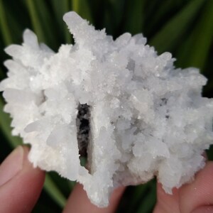 Schöne Zwei Generationen Quarz mit Hohlräumen auf Sphalerit und Pyrit, Bulgarien, weißes Mineral, weißer Kristall, Stein, Schnee, Geschenk, Edelstein, N2105