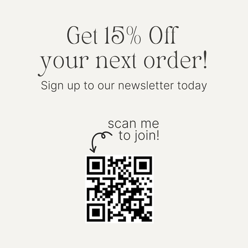 Peut inclure: Un graphique promotionnel avec du texte sombre sur fond clair indiquant Get 15% Off your next order! Sign up to our newsletter today. Sous ce texte se trouve un code QR noir et blanc avec une petite fl&egrave;che pointant vers lui et le texte scan me to join!