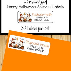 Peut inclure: Étiquettes d'adresse rectangulaires avec une illustration de deux fantômes grillant des guimauves sur un feu de camp, des citrouilles, un croissant de lune et des chauves-souris. Le texte indique : Personalized Funny Halloween Address Labels, 30 Labels per set, Stephanie Martin, 1234 Brook St, Bristol, CT 06010.