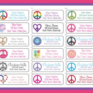 Könnte beinhalten: Ein Bogen mit 18 bunten Friedenszeichen-Rücksendeaufklebern. Die Aufkleber zeigen verschiedene Friedenszeichen-Designs, darunter ein Regenbogen-Friedenszeichen, ein Herz-Friedenszeichen und ein Tupfen-Friedenszeichen. Die Aufkleber sind perfekt, um Ihrer Post einen Hauch von Frieden und Liebe zu verleihen.