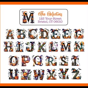 Op de afbeelding: Een vel met Halloween-thema alfabetletters, elk versierd met pompoenen, vleermuizen en heksenhoeden. De letters zijn in verschillende kleuren, waaronder oranje, zwart en paars. Het vel bevat ook een label met de naam "The Martins" en het adres.