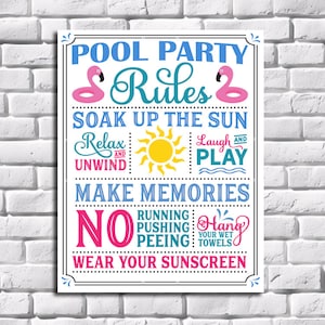 Puede incluir: Un cartel blanco con flamencos rosas, un sol amarillo y texto azul que dice "Pool Party Rules". El cartel enumera las reglas para una fiesta en la piscina, incluyendo "Tomar el sol", "Relajarse y descansar", "Reír y jugar", "Crear recuerdos" y "Usar protector solar".