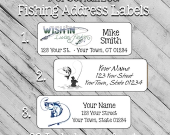 Può includere: Un foglio di 30 etichette per indirizzi di pesca personalizzate. Le etichette presentano una varietà di disegni a tema pesca, tra cui un pesce che salta fuori dall'acqua, un pescatore che lancia una lenza e una canna da pesca con il testo "Wishin' I was fishin'." Le etichette sono bianche con testo nero e accenti blu e verdi. Le etichette sono progettate per essere utilizzate per personalizzare la posta e i pacchi.