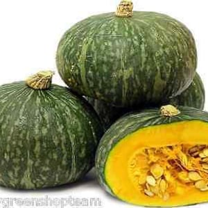 Puede incluir: Cuatro calabazas verdes y amarillas, una de las cuales está cortada por la mitad para revelar la pulpa naranja y las semillas en el interior.