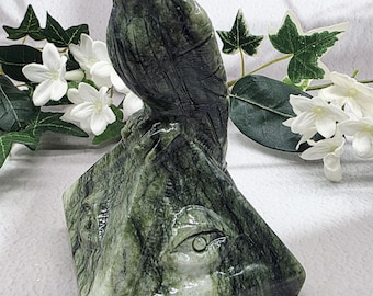 Xiuyan Jade Raven Pyramid: Gothic Spiritual Protection Stone