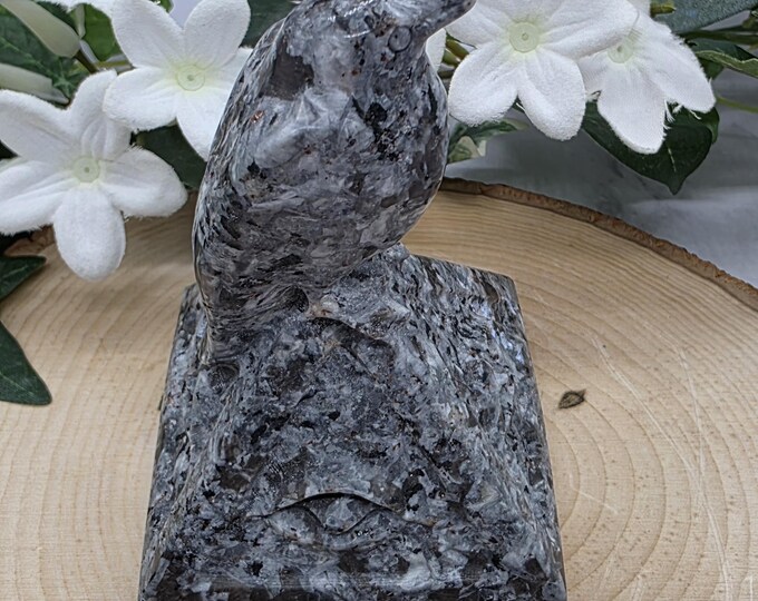 Glowing Yooperlite Raven Pyramid Statue • UV Reactive Crystal Bird • Third Eye Symbol • Mystical Gothic Decor • Fluorescent Mineral