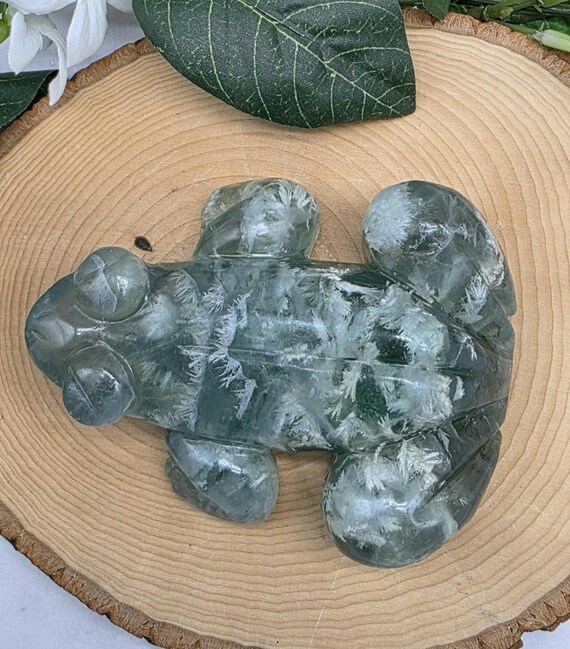 Feather Fluorite Frog Carving – Hand Carved Crystal Animal – Natural Fluorite Frog Figurine – Metaphysical Décor – Healing Stone Gift