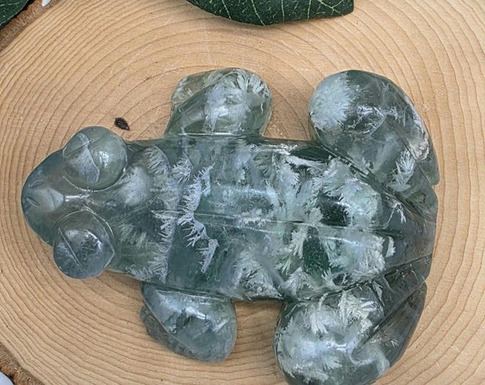 Feather Fluorite Frog Carving – Hand Carved Crystal Animal – Natural Fluorite Frog Figurine – Metaphysical Décor – Healing Stone Gift