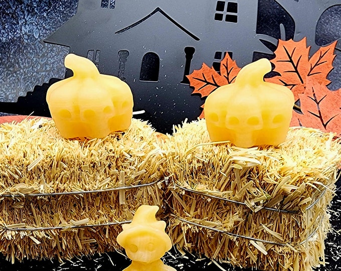 Calcite Halloween Decor Set: Skull Pumpkins & Witch Cat Figurines