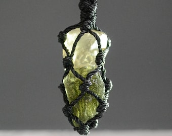 Collar de cristal del desierto de Moldavia y Libia para hombre Colgante de meteorito verde y amarillo envuelto