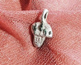 Colgante de hongo mágico de plata fina hecho a mano. Joyería de plata fina auténtica hecha a mano. Piedras preciosas auténticas. SiChrome auténtico. Plata fina.