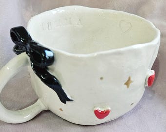¡Taza personalizada con lazo! Taza de cerámica hecha a mano para café o té. Taza con lazo, corazón y estrella. Idea de regalo de cerámica. Taza. Taza. Agua. Vajilla.