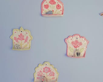 ¡Santuarios mágicos de flores rosas! Armario de pared de cerámica hecho a mano, estante colgante de pared original. Armarios de cristal con rosas y peonías rosas. Cerámica.