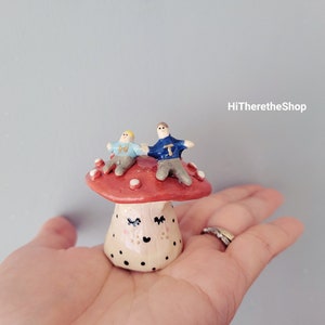 Personalisierte kleine Personen auf Pilz! Handgemachte Keramik Figur. Geschwister Kinder Familie Freunde Weihnachten Geburtstag Keramik individuell Kindergeschenk Bild 1