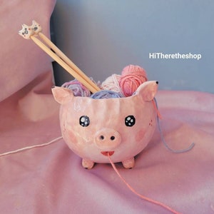 De Piggy Pig Yarn Bowl - Handgemaakte keramische garenkom. Hand geknepen. Speciale bamboe bijpassende breinaalden. Aardewerk cadeau-ideeën. Varken cadeaus.