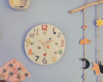 Reloj de Números. Reloj de cerámica, hecho a mano, de gres. Un artículo de colección, decoración del hogar, ideas de regalo. Diseño único.