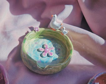 Cenicero con diseño de estanque de patos. Plato de cerámica hecho a mano, ideal para anillos o llaves. Cenicero. Opciones personalizadas. Ganso. Escena acuática. Patitos. Flor.