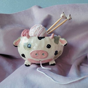 STL file CUTE PIG YARN BOWL HOLDER FOR KNITTING CROCHET | ACCESSORIES