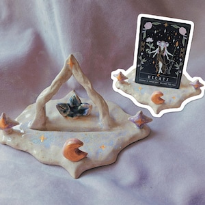Magie Mond Sterne Tarot Display. Hexe muss man haben. Keramik Handarbeit Ständer. Keramik Geschenkideen. Geburtstag. Einzigartiger Tarotkartenständer. Orakelkarte