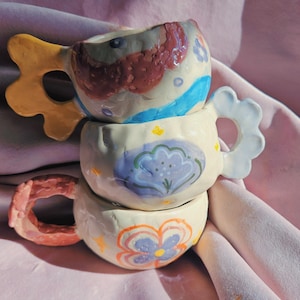 Tazze magiche a forma di fiore. Tazze da tè e caffè fatte a mano con pizzichi. Tazze e tazze uniche in ceramica per alimenti. Stoviglie in ceramica per bevande. Compleanno