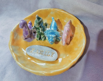 Plato Familiar Dinosaurios: Nombres familiares personalizados. Portavelas, candelabros. Cuenco para joyas. Decoración del hogar. Cerámica. Dinosaurios. Animales.