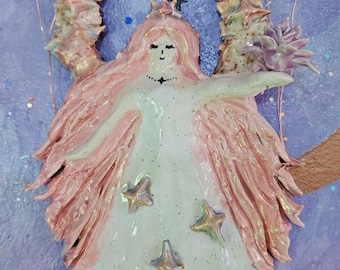 ¡Diosa del Universo! Adorno de pared de cerámica hecho a mano. Diosa con selección de amuletos. Hongo, aire, fuego, agua, loto, luna y personalizable.