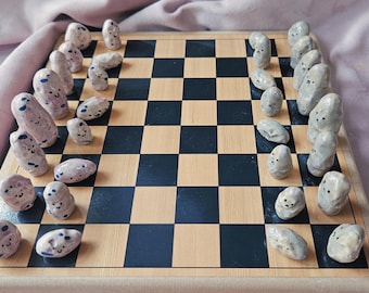 Piezas de ajedrez de Papa Triste vs. Papa Feliz - Juego de ajedrez de cerámica hecho a mano. Regalo de cerámica para coleccionistas de ajedrez. Ajedrez único y peculiar. Juego de ajedrez de papas.