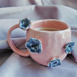 Tazza magica a forma di fiore! Tazza da caffè in ceramica fatta a mano. Tazza da bere con fiori. Idea regalo in ceramica. Tazza. Tazza. Acqua. Stoviglie. Compleanno
