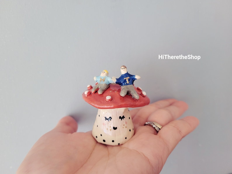Personalisierte kleine Personen auf Pilz! Handgemachte Keramik Figur. Geschwister Kinder Familie Freunde Weihnachten Geburtstag Keramik individuell Kindergeschenk Bild 1