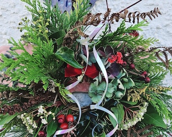 Corona navideña mediana de 35 cm, elaborada con flores y plantas orgánicas recolectadas en casa. Corona personalizada hecha a mano. ¡Crea tu propia corona con nuestro kit DIY o cómprala ya hecha!