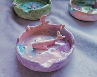 Cenicero Ballena Mar Bajo la Luna y las Estrellas! Plato de cerámica hecho a mano, plato para anillos, plato para llaves. Cenicero. Opciones personalizadas. Ballena rosa mar,