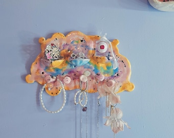 Llavero de cerámica con un charco de arcoíris abstracto: regalo de cerámica hecho a mano