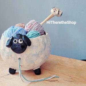 The Silly Sheep Yarn Bowl - Handgemaakte keramische garenkom. Hand geknepen. Speciale bamboe bijpassende breinaalden. Aardewerk cadeau-ideeën. Schaap.