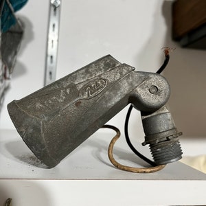 Vintage RAB Electric JR-100 Heavy Duty Metal Articulated Indoor/Outdoor Industrial Light Lighting Hard Wire