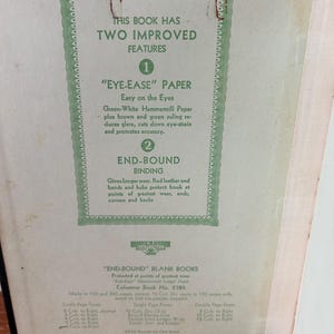 Pode incluir: Livro aberto com uma p&aacute;gina impressa em verde e branco. O texto destaca duas caracter&iacute;sticas: papel "Eye-Ease" e encaderna&ccedil;&atilde;o end-bound. A capa do livro &eacute; de cor vermelho escuro.