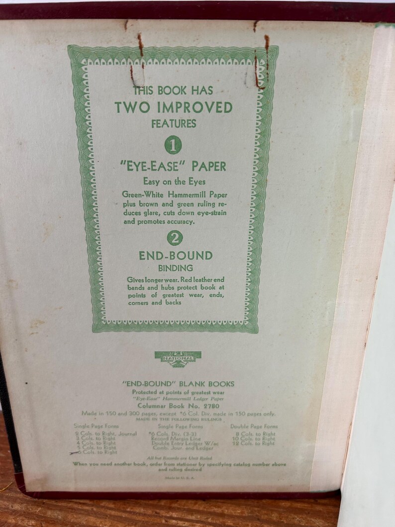 Pode incluir: Livro aberto com uma p&aacute;gina impressa em verde e branco. O texto destaca duas caracter&iacute;sticas: papel "Eye-Ease" e encaderna&ccedil;&atilde;o end-bound. A capa do livro &eacute; de cor vermelho escuro.
