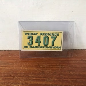 Cartão colecionável de placa de carro Topps vintage 1953 - SASKATCHEWAN - Cartão exclusivo não esportivo colecionável