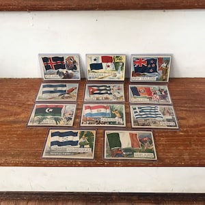 Lot (11) 1956 Topps Flags Of The World Trading Cards - Vintage Sportkarten