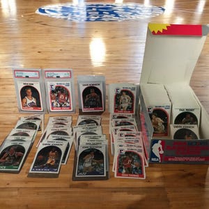 Veel HOOPS NBA-basketbalkaarten uit 1989 - HOFers, Stars, Rookies, (2) PSA-kaarten