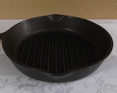 Unmarked Wagner Grill Broiler Cast Iron Skillet. 11 1 2 inch diameter. Made in USA. circa 1960 39 s.