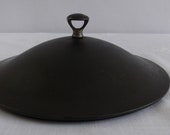 Wagner No 8 Turtle-Back Whistle-Top Cast Iron Round Roaster Dutch Oven Lid (only). Excellent Condition. Manufactured by Wagner, Sidney Ohio