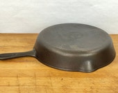 Griswold 9 cast iron skillet. Medium Block logo, Very Good Used Condition.